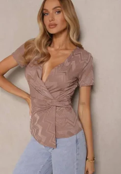 Brązowa Marszczona Bluzka z Wiskozą o Kopertowym Kroju z Krótkim Rękawem Asellina