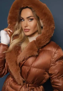 Brązowa Pikowana Kurtka Płaszcz za Kolano z Wiązanym Paskiem i Futerkiem Vivenda