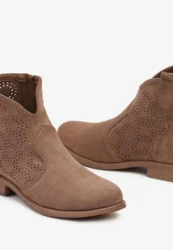 Brązowe Botki na Płaskiej Podeszwie z Ażurową Cholewką Revasia