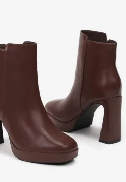 Brązowe Botki na Słupku w Minimalistycznym Stylu Atarvia
