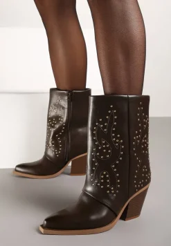 Brązowe Botki Typu Kowbojki na Obcasie ze Szpiczastym Noskiem Zdobione Nitami Vistaria