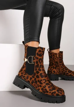 Brązowe Botki Typu Sztyblety na Tłoczonej Podeszwie Ozdobione Wzorem w Panterkę i Metalowym Detalem na Paseczku Marirae