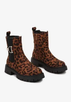Brązowe Botki Typu Sztyblety na Tłoczonej Podeszwie Ozdobione Wzorem w Panterkę i Metalowym Detalem na Paseczku Marirae