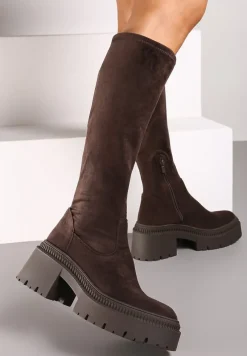 Brązowe Długie Kozaki z Elastyczną Cholewką na Grubej Tłoczonej Podeszwie Hantrine