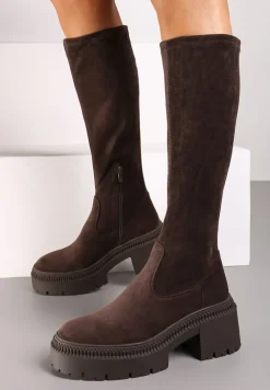 Brązowe Długie Kozaki z Elastyczną Cholewką na Grubej Tłoczonej Podeszwie Hantrine