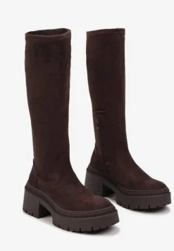 Brązowe Długie Kozaki z Elastyczną Cholewką na Grubej Tłoczonej Podeszwie Hantrine