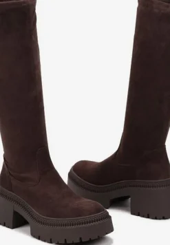 Brązowe Długie Kozaki z Elastyczną Cholewką na Grubej Tłoczonej Podeszwie Hantrine