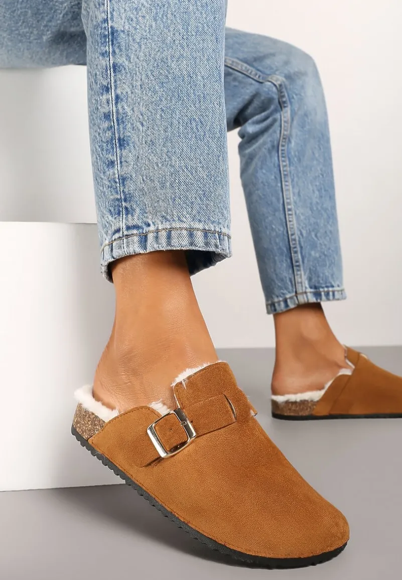 Brązowe Kapcie na Płaskiej Podeszwie Ozdobione Paskiem z Klamrą Ninnithra