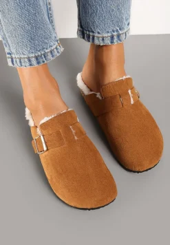 Brązowe Kapcie na Płaskiej Podeszwie Ozdobione Paskiem z Klamrą Ninnithra