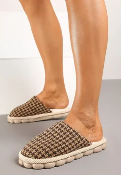 Brązowe Kapcie na Platformie z Tłoczeniem Ozdobione Futerkiem i Kratą Emmizia