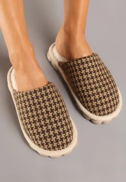 Brązowe Kapcie na Platformie z Tłoczeniem Ozdobione Futerkiem i Kratą Emmizia