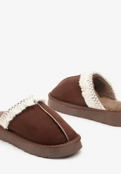 Brązowe Kapcie na Platformie z Haftowaną Cholewką Vertiala