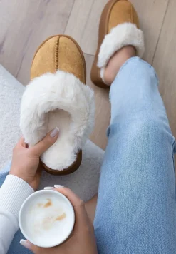 Brązowe Kapcie z Imitacji Zamszu na Platformie z Futerkiem i Pionowym Przeszyciem Silvara