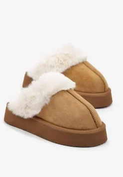 Brązowe Kapcie z Imitacji Zamszu na Platformie z Futerkiem i Pionowym Przeszyciem Silvara