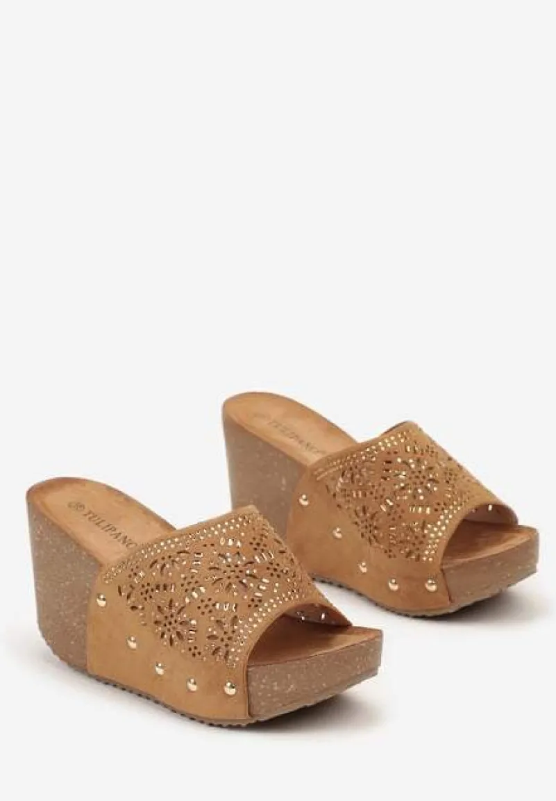 Brązowe Klapki na Koturnie z Ażurowym Wzorem Ozdobione Nitami Risstella