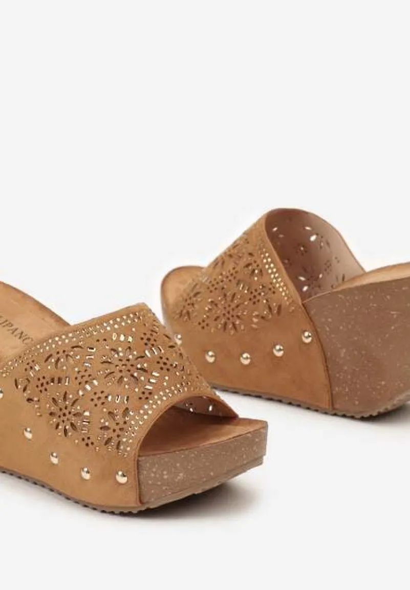 Brązowe Klapki na Koturnie z Ażurowym Wzorem Ozdobione Nitami Risstella