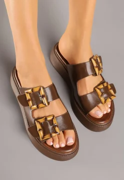 Brązowe Klapki na Niskiej Platformie Zdobione Klamrami z Imitacji Drewna Nilanoria