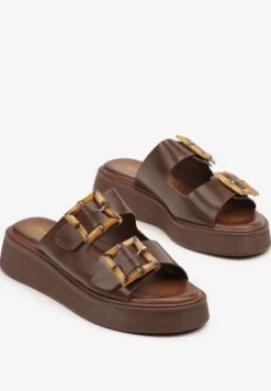 Brązowe Klapki na Niskiej Platformie Zdobione Klamrami z Imitacji Drewna Nilanoria