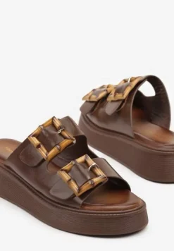 Brązowe Klapki na Niskiej Platformie Zdobione Klamrami z Imitacji Drewna Nilanoria