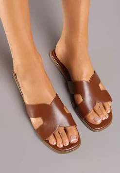 Brązowe Klapki na Płaskiej Podeszwie Ozdobione Metalicznymi Paskami i Kwadratowym Noskiem Sonivia