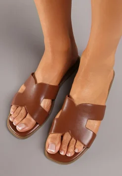 Brązowe Klapki na Płaskiej Podeszwie Ozdobione Metalicznymi Paskami i Kwadratowym Noskiem Sonivia