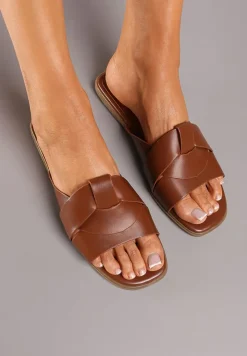 Brązowe Klapki na Płaskiej Podeszwie z Ozdobnymi Paskami i Kwadratowym Noskiem Lunivia