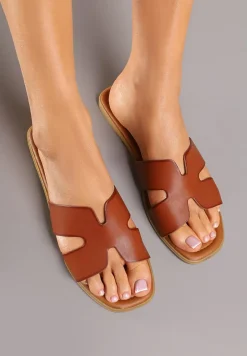 Brązowe Klapki na Płaskiej Podeszwie w Klasycznym Stylu z Wycięciami Filinda