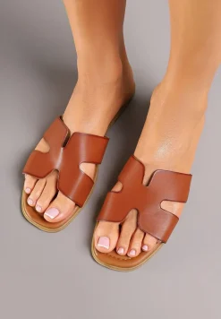 Brązowe Klapki na Płaskiej Podeszwie w Klasycznym Stylu z Wycięciami Filinda