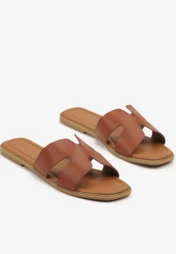 Brązowe Klapki na Płaskiej Podeszwie w Klasycznym Stylu z Wycięciami Filinda