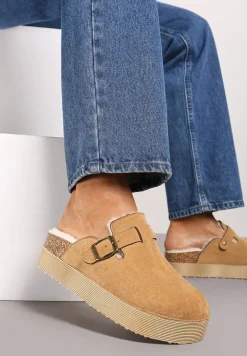 Brązowe Klapki na Platformie Ozdobione Klamrą i Futerkiem Lasandra