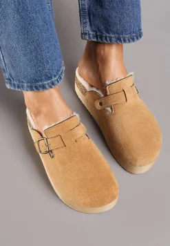 Brązowe Klapki na Platformie Ozdobione Klamrą i Futerkiem Lasandra