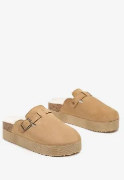 Brązowe Klapki na Platformie Ozdobione Klamrą i Futerkiem Lasandra