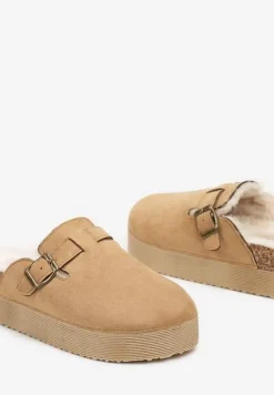 Brązowe Klapki na Platformie Ozdobione Klamrą i Futerkiem Lasandra
