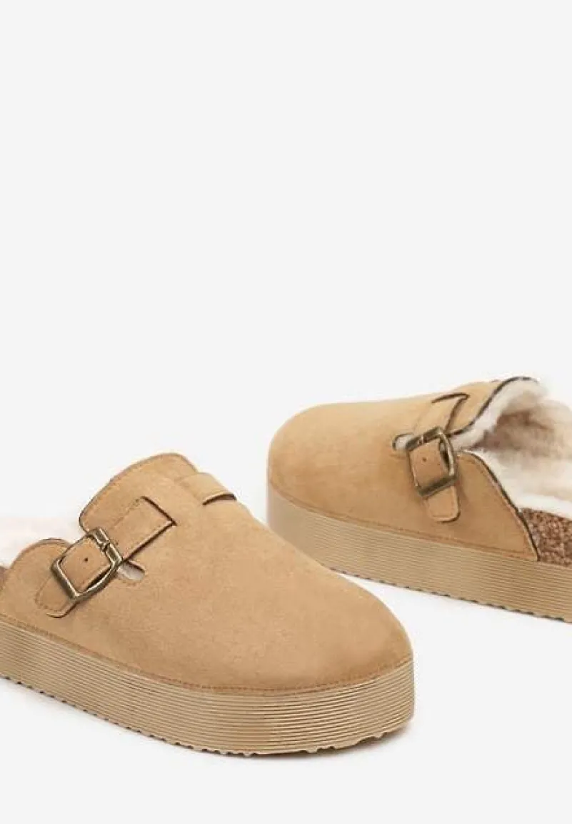 Brązowe Klapki na Platformie Ozdobione Klamrą i Futerkiem Lasandra