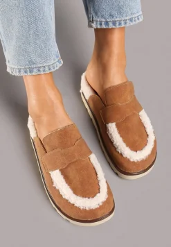 Brązowe Klapki na Platformie Ozdobione Paskiem i Futerkiem w Stylu Baranka Islinna