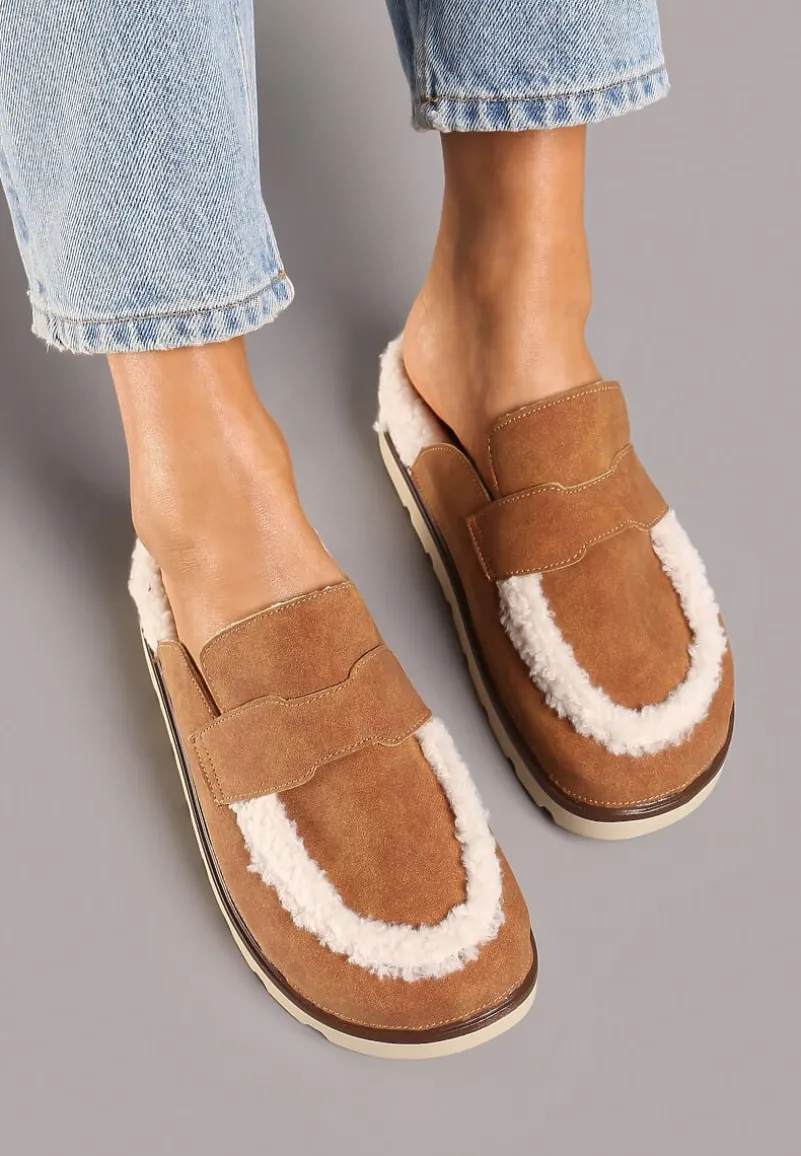 Brązowe Klapki na Platformie Ozdobione Paskiem i Futerkiem w Stylu Baranka Islinna