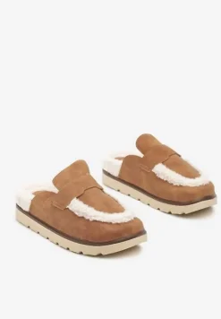 Brązowe Klapki na Platformie Ozdobione Paskiem i Futerkiem w Stylu Baranka Islinna
