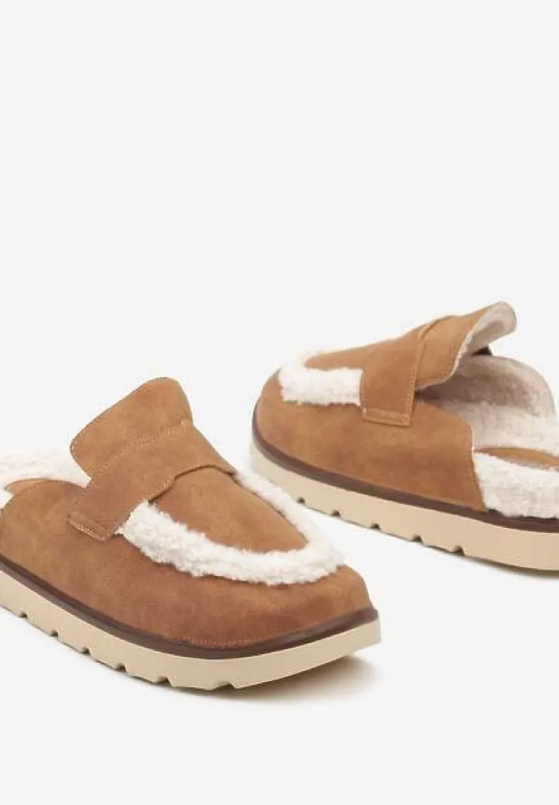 Brązowe Klapki na Platformie Ozdobione Paskiem i Futerkiem w Stylu Baranka Islinna