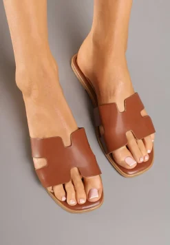 Brązowe Klapki Ozdobione Wycięciami Alinntia