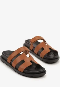 Brązowe Klapki Ozdobione Wycięciami Fenelissa