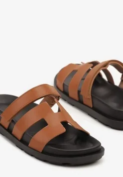 Brązowe Klapki Ozdobione Wycięciami Fenelissa