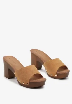 Brązowe Klapki Typu Drewniaki z Szerokim Paskiem z Nitami i Słupkiem Moallba