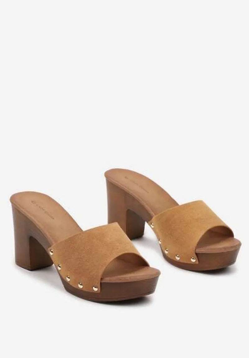 Brązowe Klapki Typu Drewniaki z Szerokim Paskiem z Nitami i Słupkiem Moallba