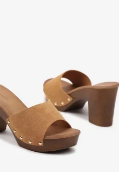 Brązowe Klapki Typu Drewniaki z Szerokim Paskiem z Nitami i Słupkiem Moallba