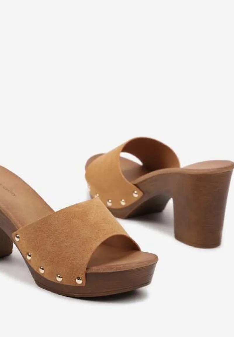 Brązowe Klapki Typu Drewniaki z Szerokim Paskiem z Nitami i Słupkiem Moallba