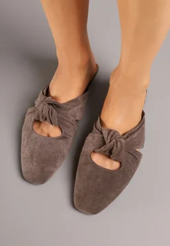 Brązowe Klapki Vices Typu Mule z Ozdobnym Supłem Elitina