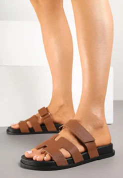 Brązowe Klapki z Geometrycznymi Wycięciami w Cholewce Zapinane na Rzep Salaverra