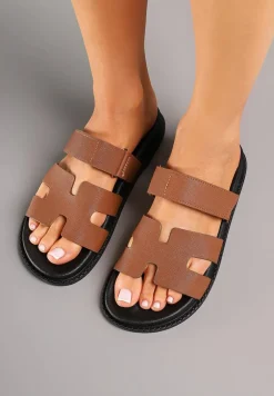 Brązowe Klapki z Geometrycznymi Wycięciami w Cholewce Zapinane na Rzep Salaverra