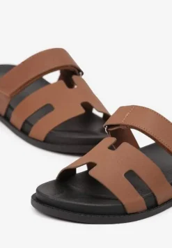 Brązowe Klapki z Geometrycznymi Wycięciami w Cholewce Zapinane na Rzep Salaverra