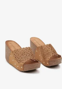 Brązowe Klapki z Imitacji Zamszu na Koturnie z Korka z Ażurowym Paskiem Dimllia